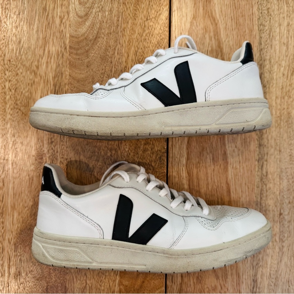 Veja Men's White and Black Casual Sneakers